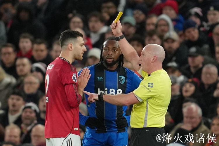 曼联气炸？被英超盲哨坑惨！对手4次疑似手球未判，锁喉仅吃黄牌